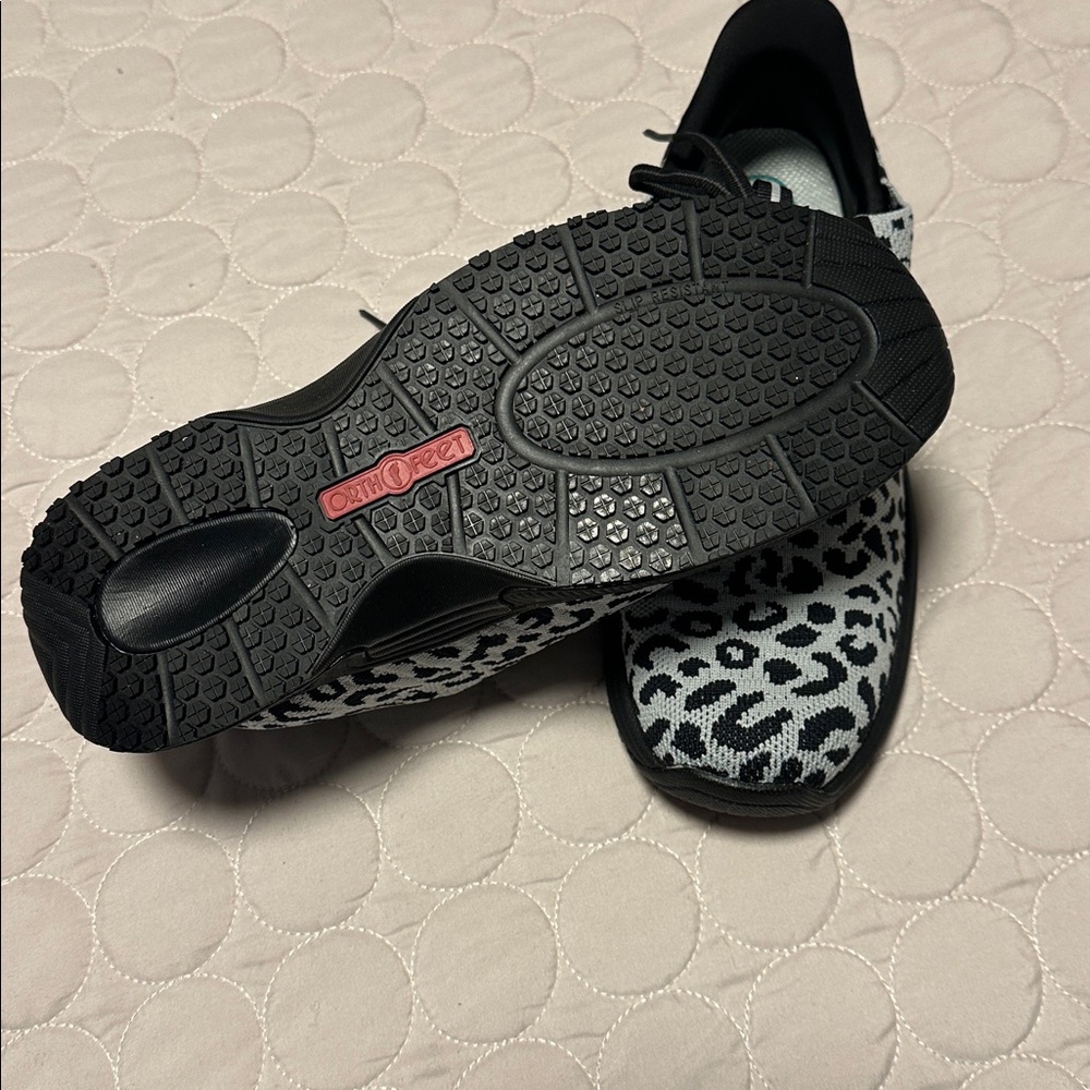 OrthoFeet Women's Black and White leopard Sneakers - Picture 4 of 4
